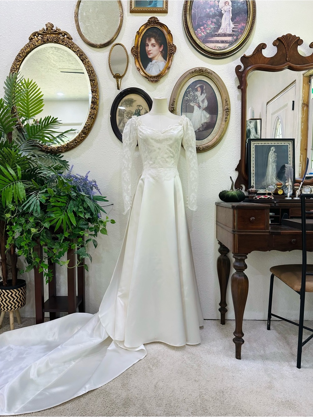 Elegant Vintage Lace Sleeve Wedding Dress in Ivory